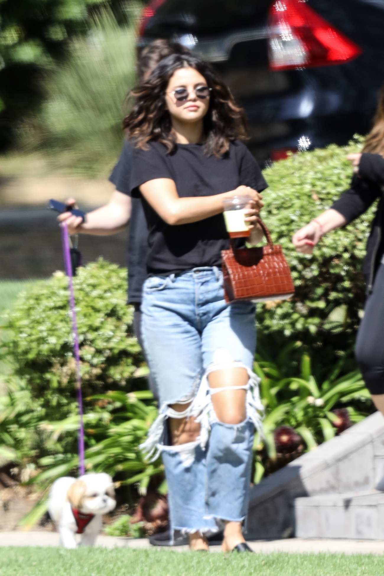 Selena_Gomez_-_stops_by_a_friend_s_home_in_Los_Angeles2C_09112019-05.jpg