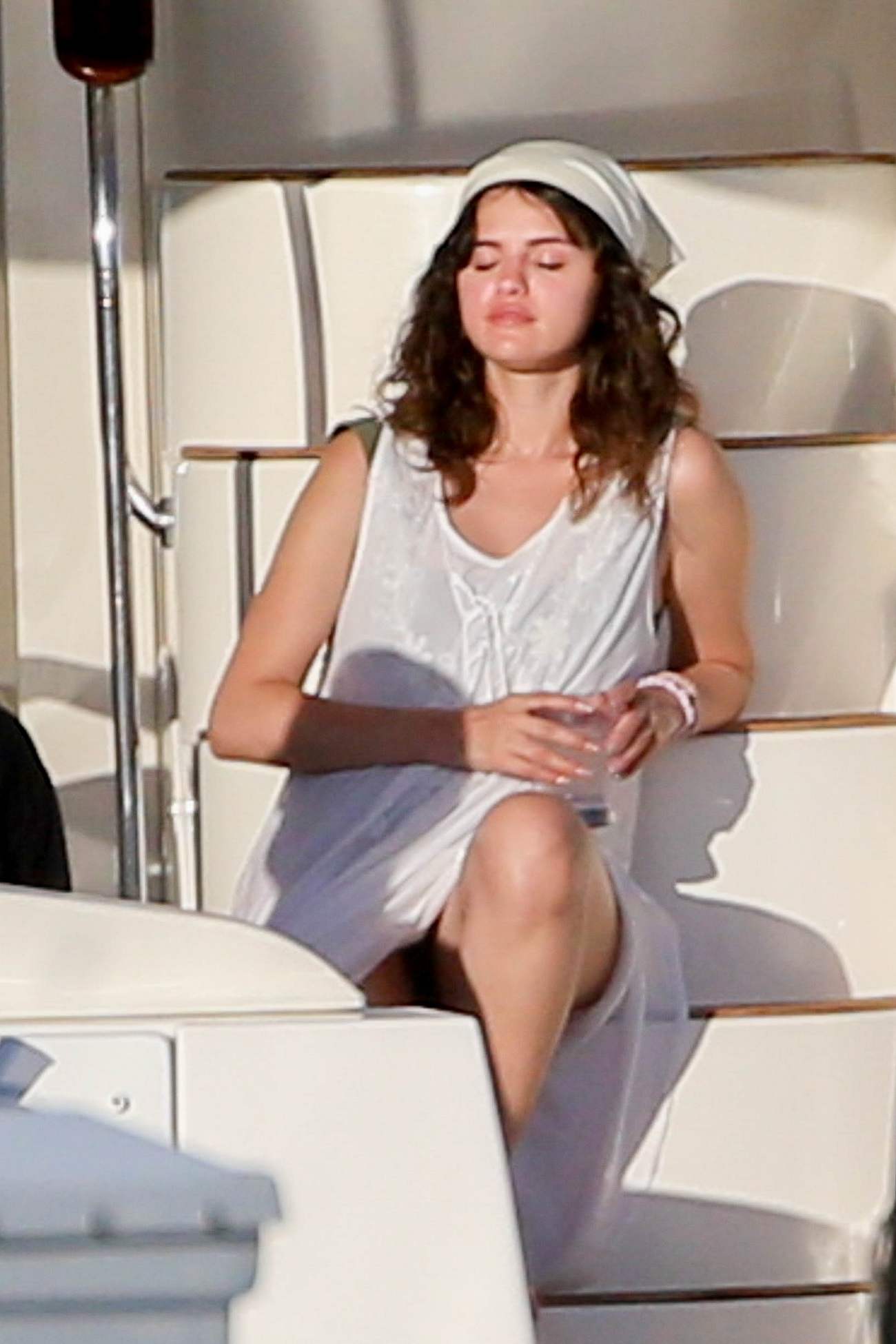 Selena_Gomez_-_stuns_as_she_soaks_up_the_sun_in_a_green_bikini_in_Hawaii2C_HI__12312019-05.jpg
