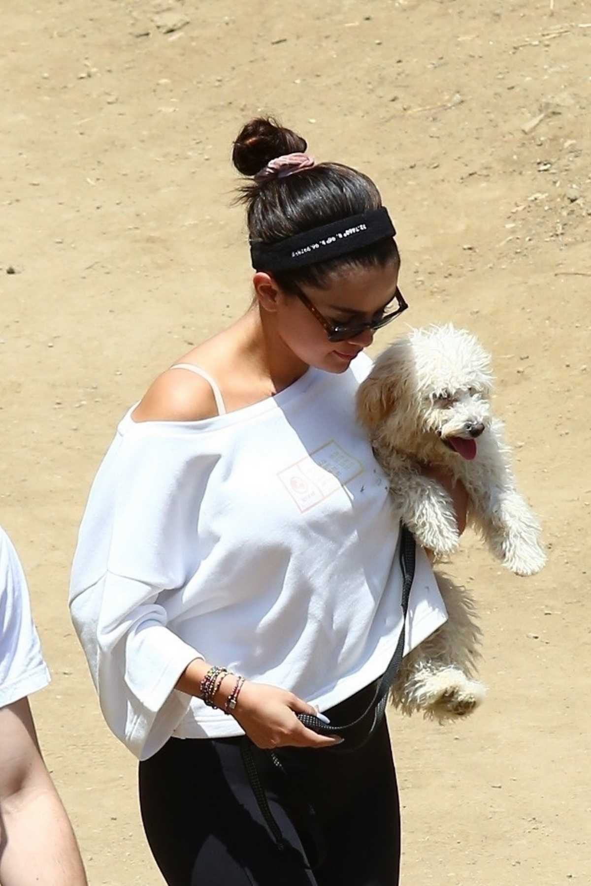 Selena_Gomez_-_takes_new_puppy_for_a_hike_with_friends_in_Los_Angeles2C_07062019-07.jpg