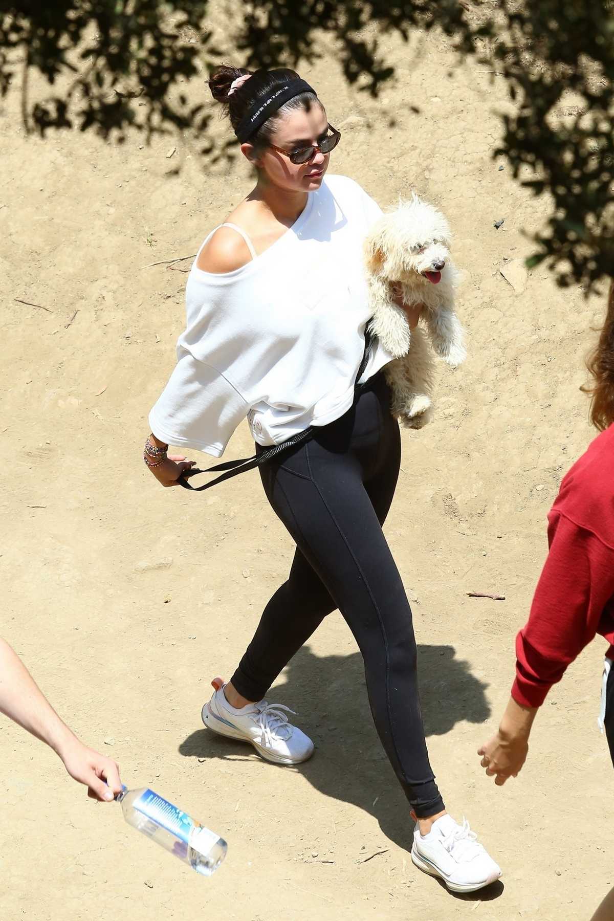 Selena_Gomez_-_takes_new_puppy_for_a_hike_with_friends_in_Los_Angeles2C_07062019-08.jpg