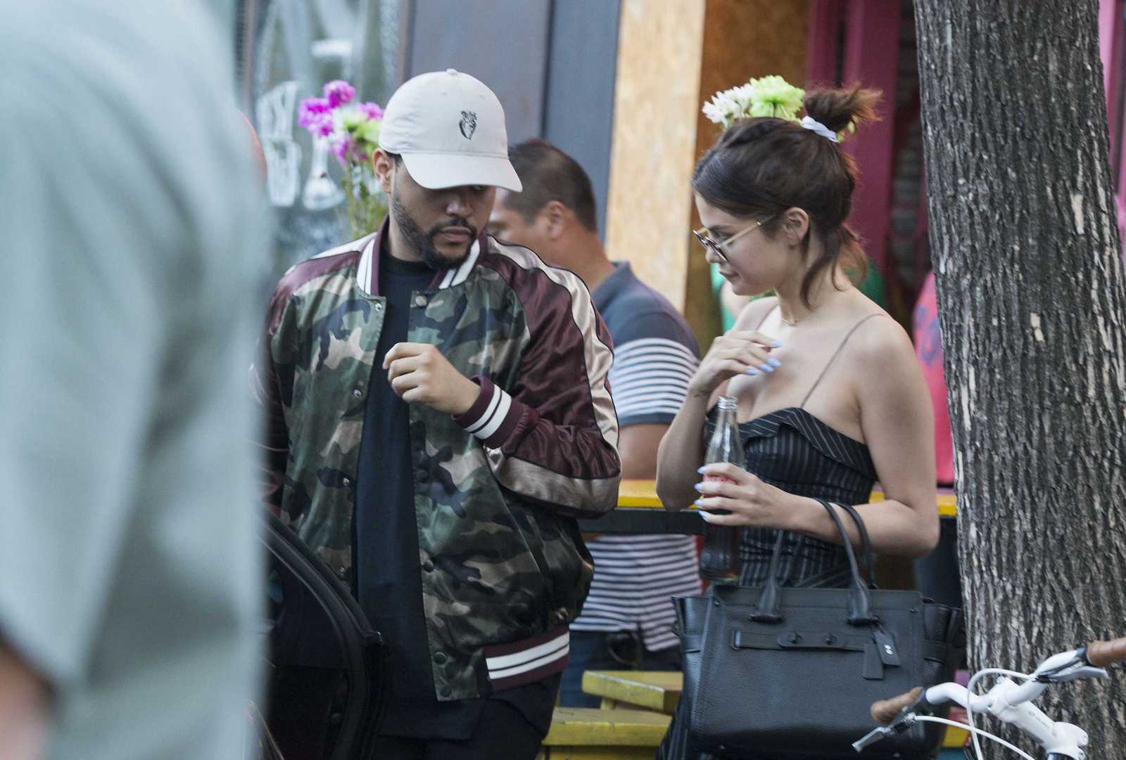 Selena_Gomez_-_with_The_Weeknd_in_Buenos_Aires_on_March_28-13.jpg