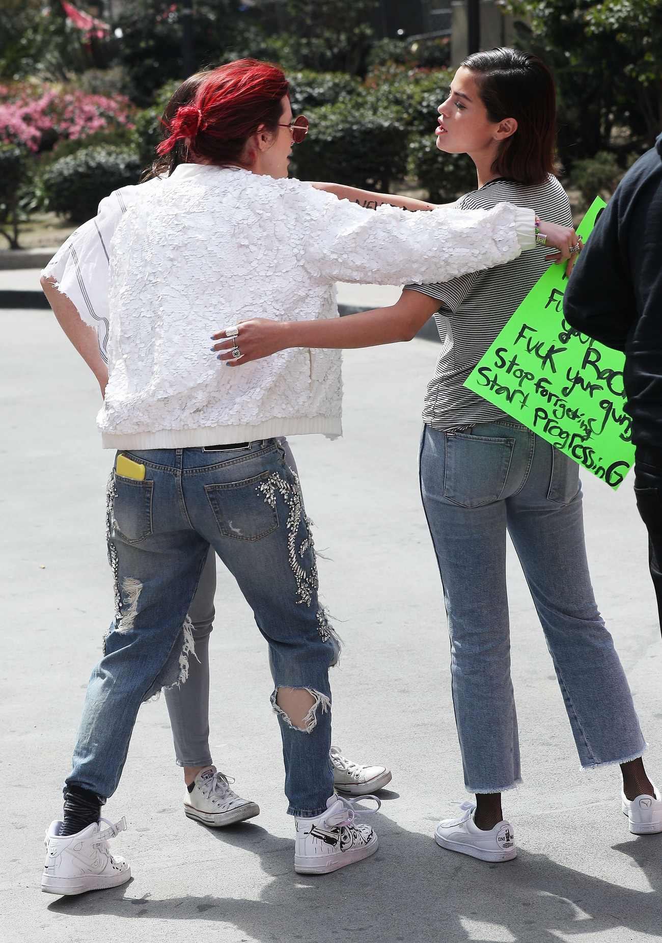 Selena_Gomez___Bella_Thorne_-_Meet_up_at_the_anti-gun_22March_For_Our_Lives22_Rally_in_LA_-_March_2400003.jpg