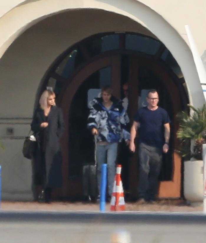 Selena_Gomez___Justin_Bieber_-_At_Van_Nuys_airport_with_Justin_Bieber_on_December_16-01.jpg