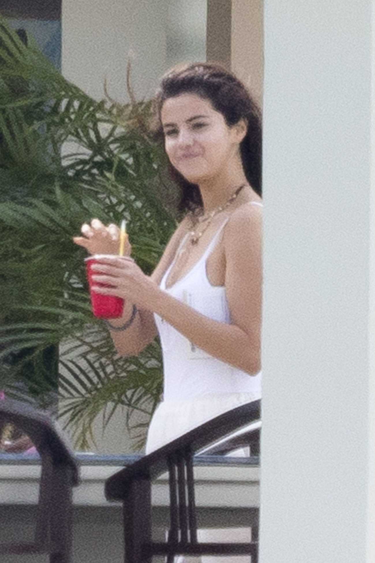 Selena_Gomez_and_Justin_Bieber_-_At_Jeremy_Bieber_s_wedding_in_Jamaica_with_Justin_Bieber_on_February_20-06.jpg