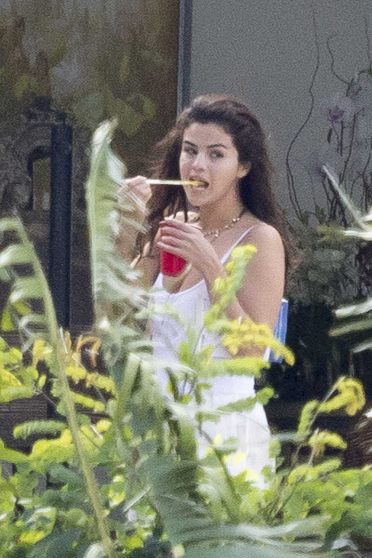 Selena_Gomez_and_Justin_Bieber_-_At_Jeremy_Bieber_s_wedding_in_Jamaica_with_Justin_Bieber_on_February_20-08.jpg