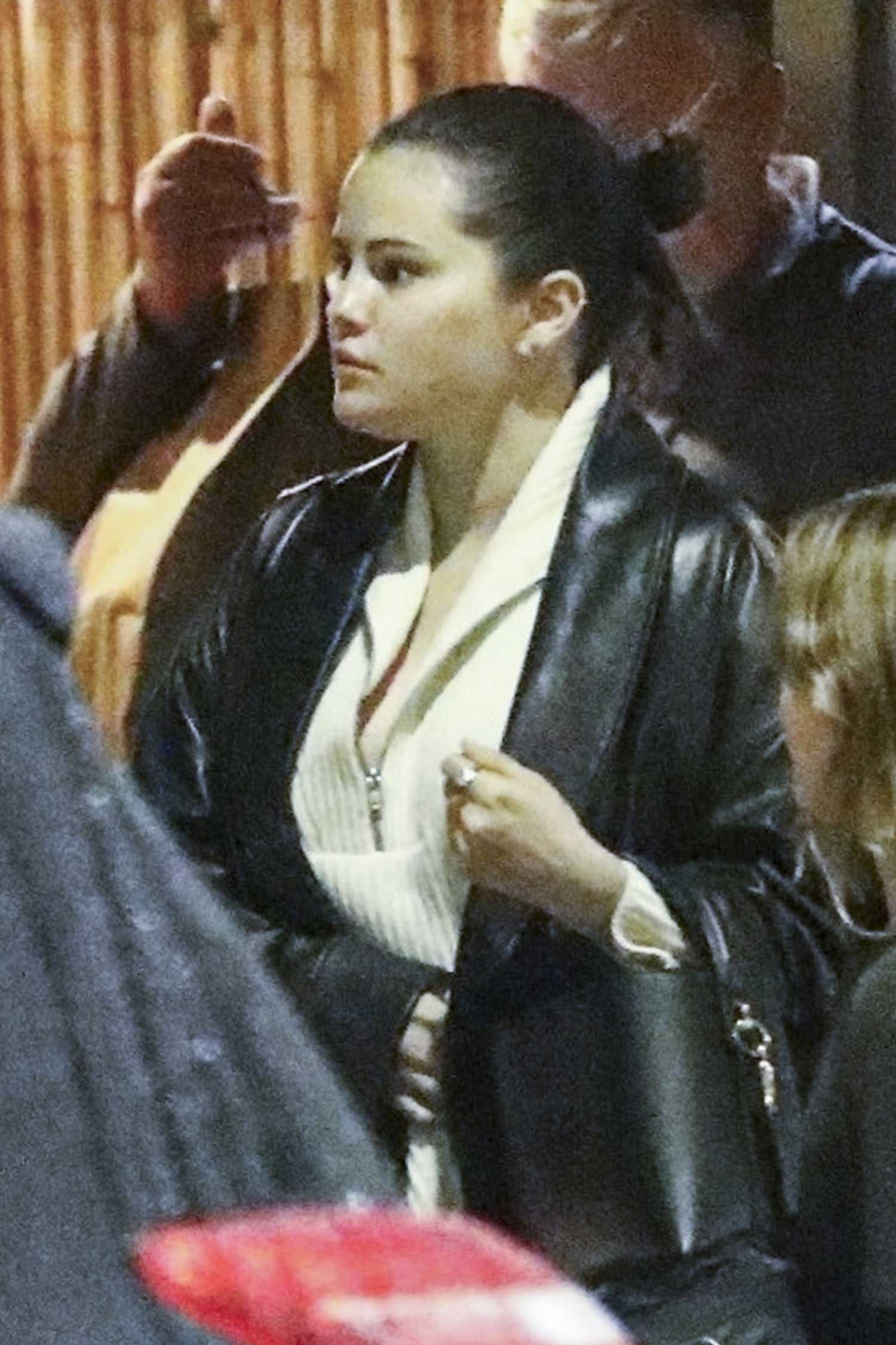 Selena_Gomez_and_Nicola_Peltz_-_out_for_dinner_in_Beverly_Hills_November_152C_202301.jpg
