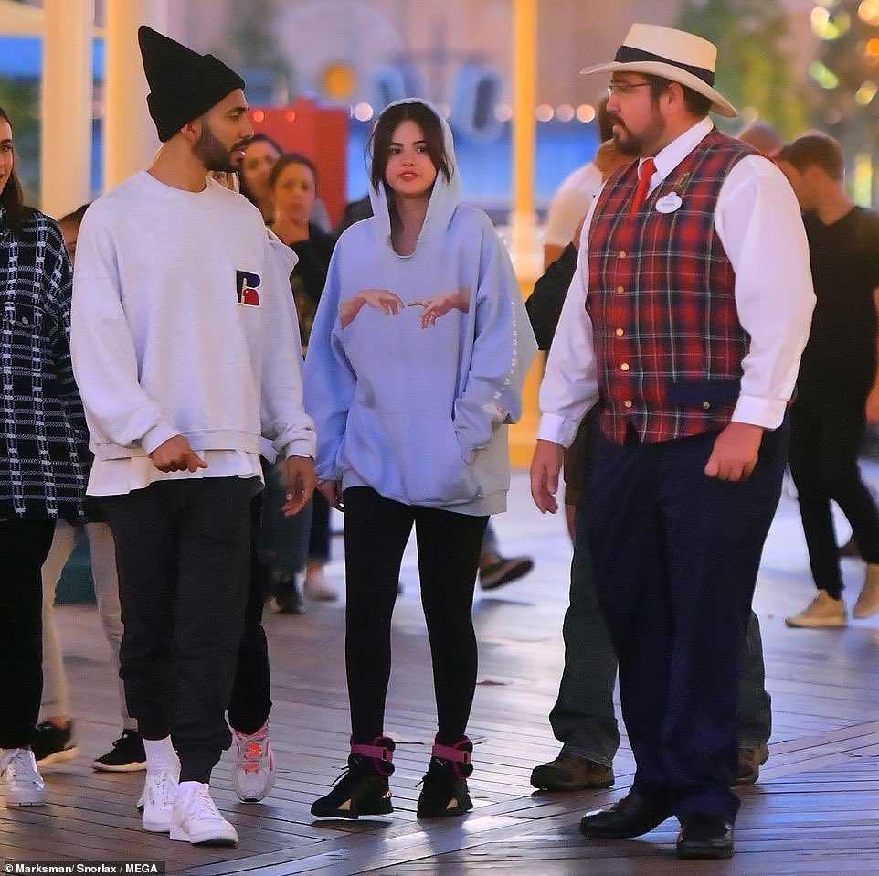 Selena_Gomez_at_Disneyland_in_Anaheim2C_California_-_050719-01.jpg