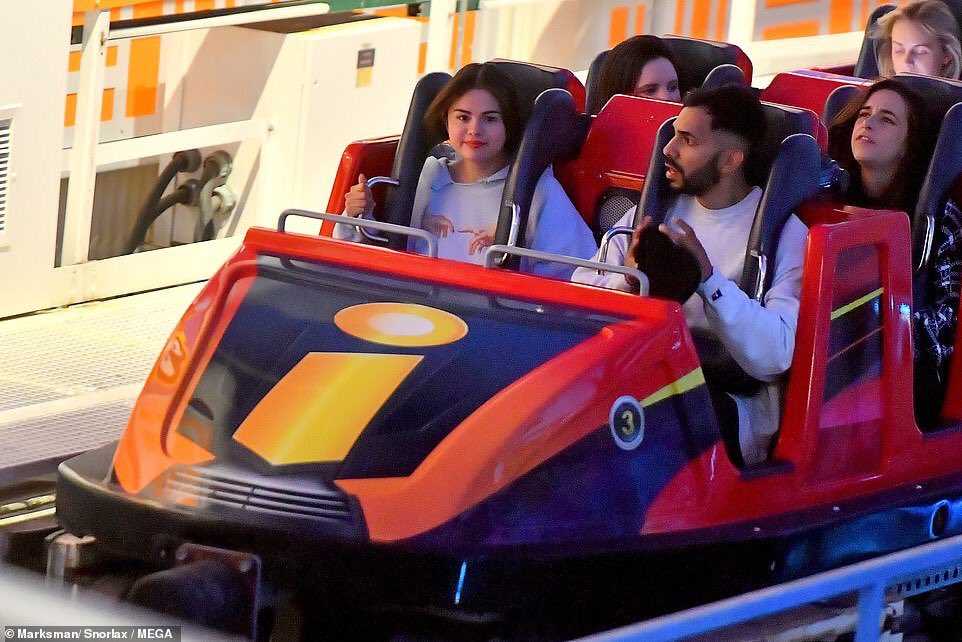 Selena_Gomez_at_Disneyland_in_Anaheim2C_California_-_050719-02.jpg