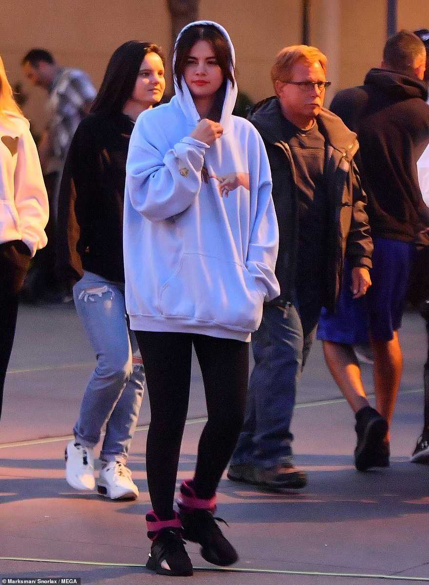 Selena_Gomez_at_Disneyland_in_Anaheim2C_California_-_050719-03.jpg