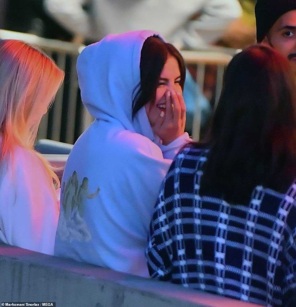 Selena_Gomez_at_Disneyland_in_Anaheim2C_California_-_050719-04.jpg