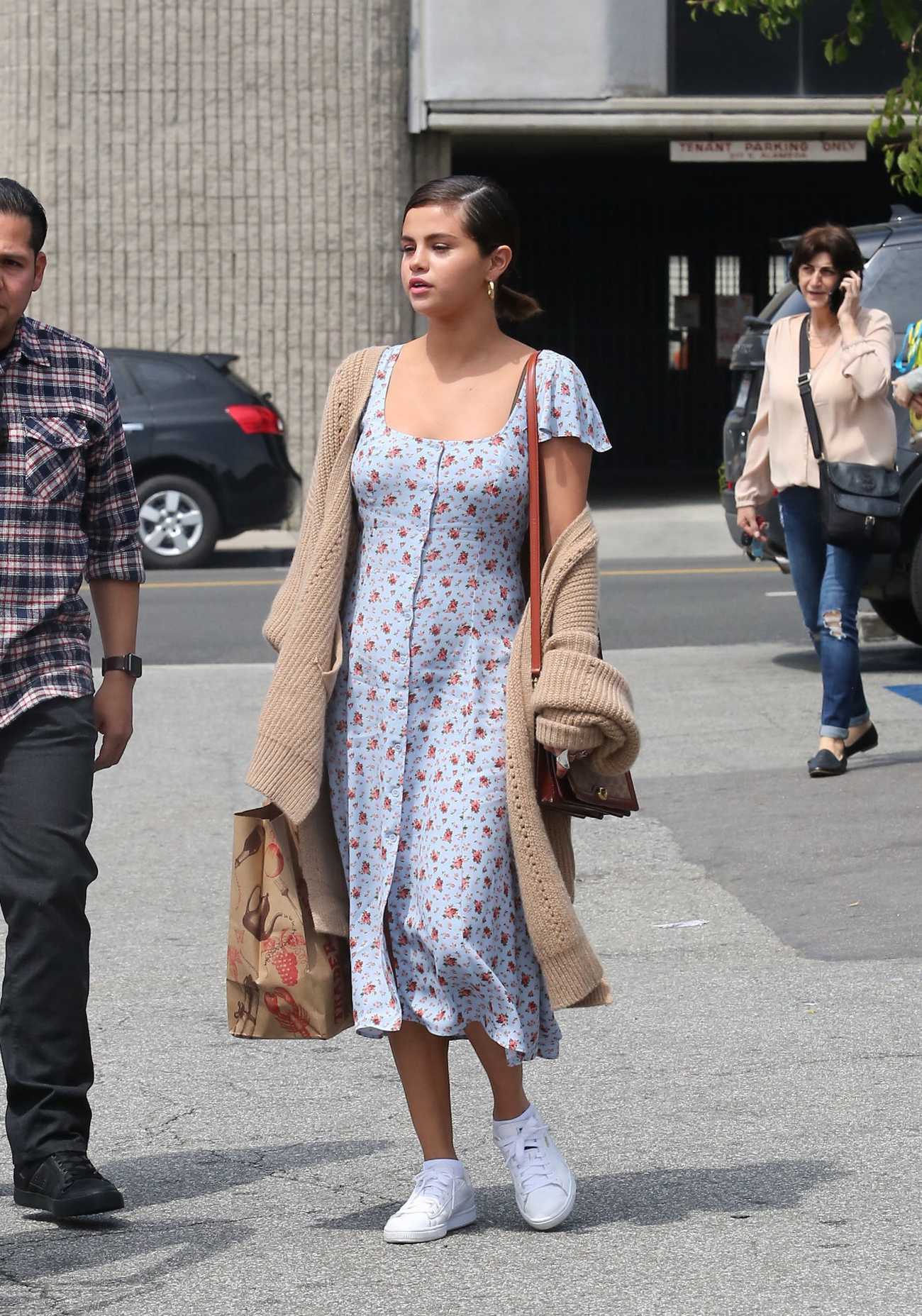 Selena_Gomez_at_Trader_Joes_in_Angeles2C_CA_on_April_1-04.jpg