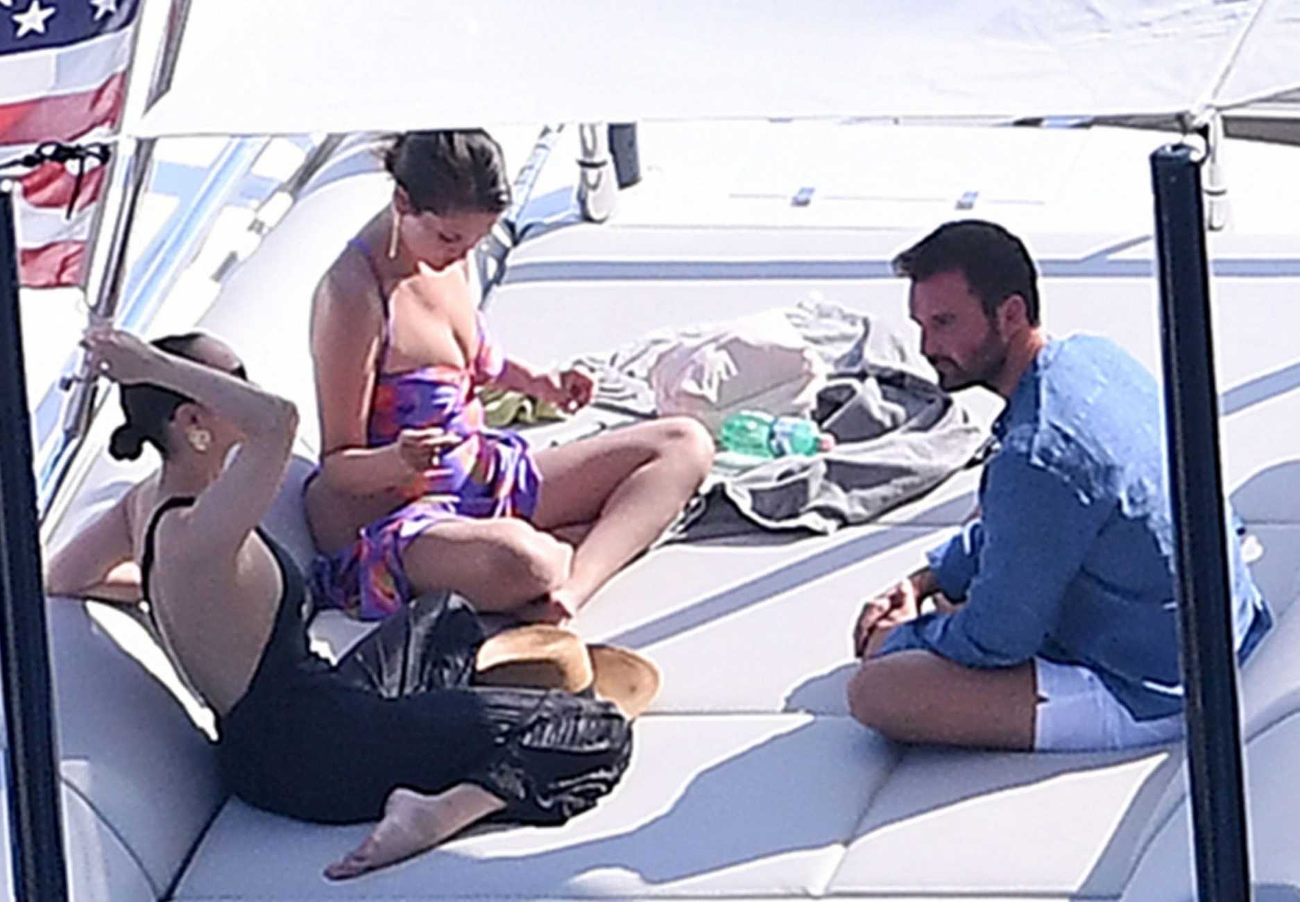 Selena_Gomez_at_a_yatch_with_Andrea_Lervolino_-_August_4_202205.jpg