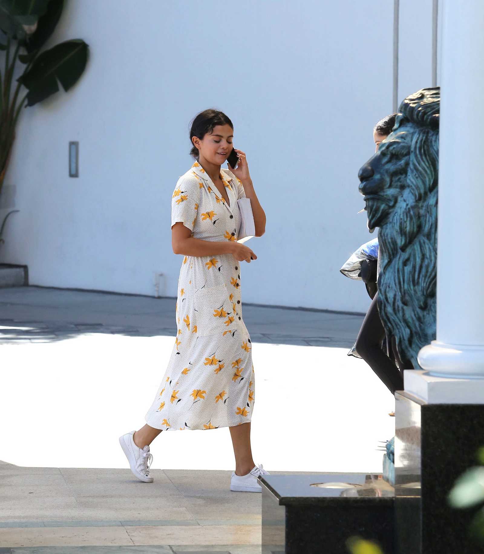 Selena_Gomez_attends_church_services_with_friends_in_Orange_County2C_CA__09232018-03.jpg