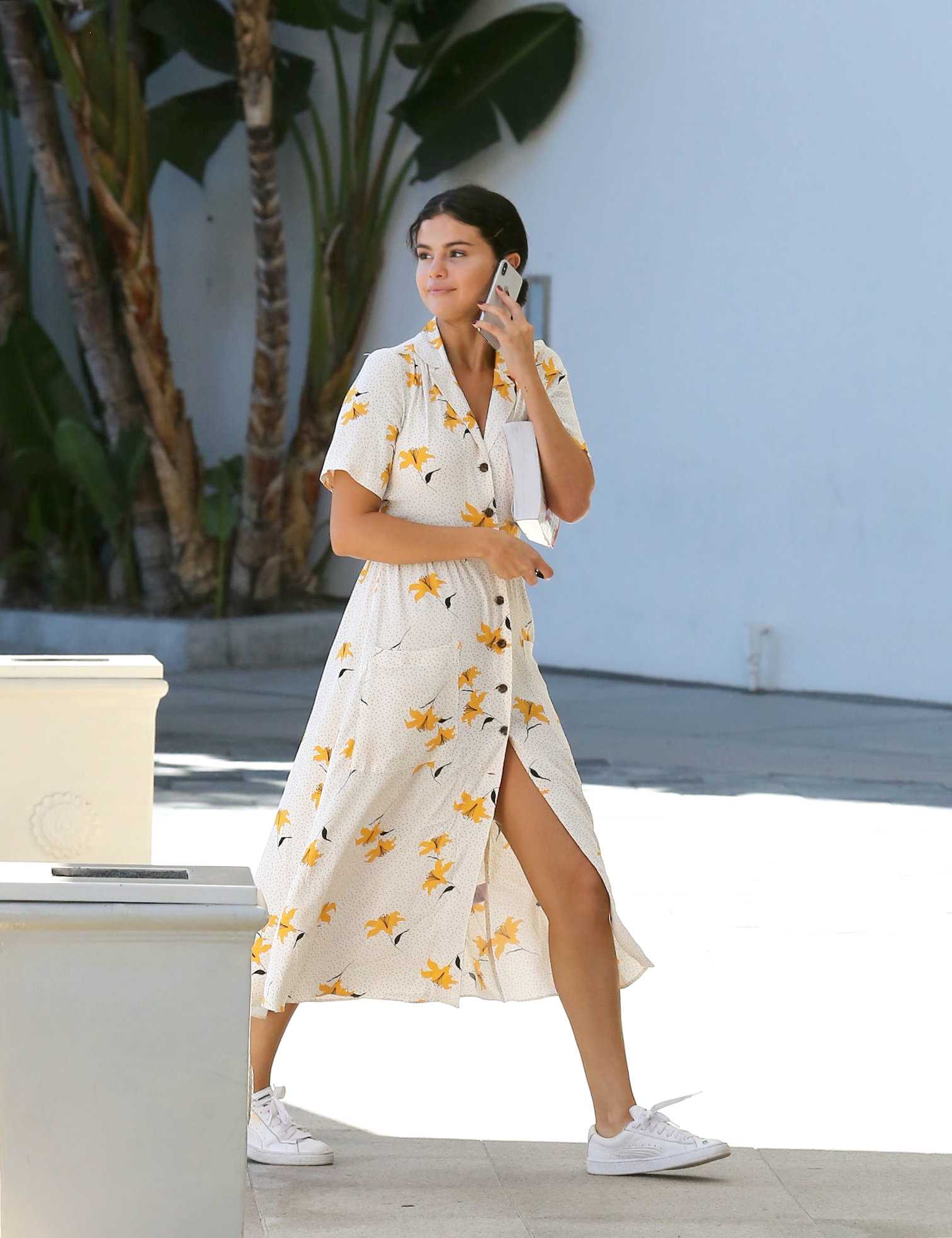 Selena_Gomez_attends_church_services_with_friends_in_Orange_County2C_CA__09232018-04.jpg