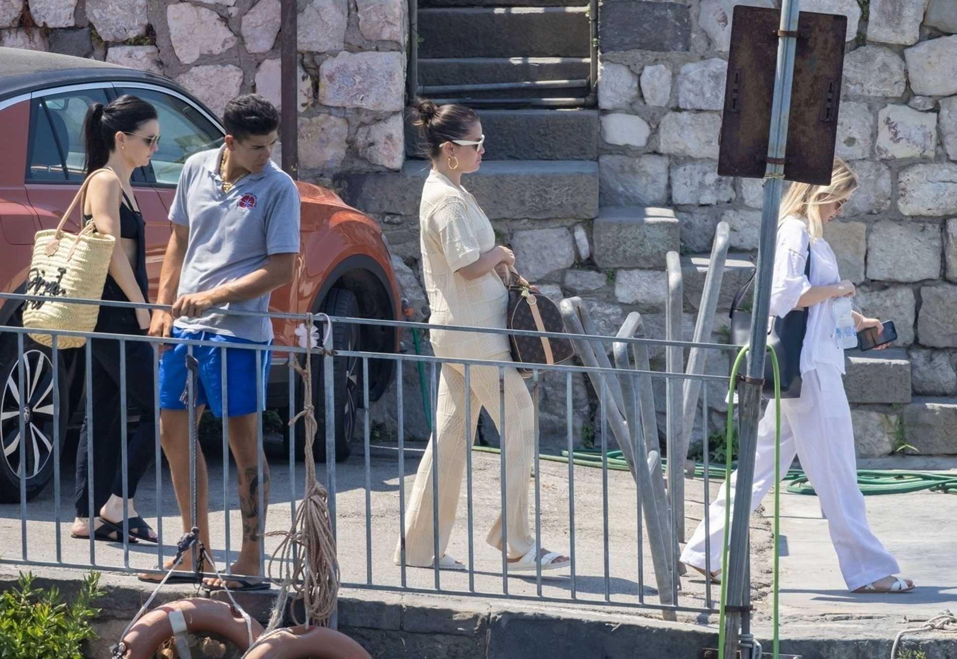 Selena_Gomez_chilling_out_on_her_boat_in_Sorrento_-_August_6_202201.jpg