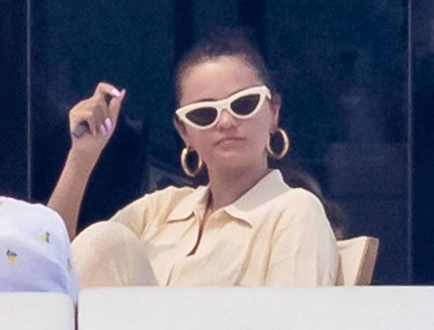 Selena_Gomez_chilling_out_on_her_boat_in_Sorrento_-_August_6_202204.jpg