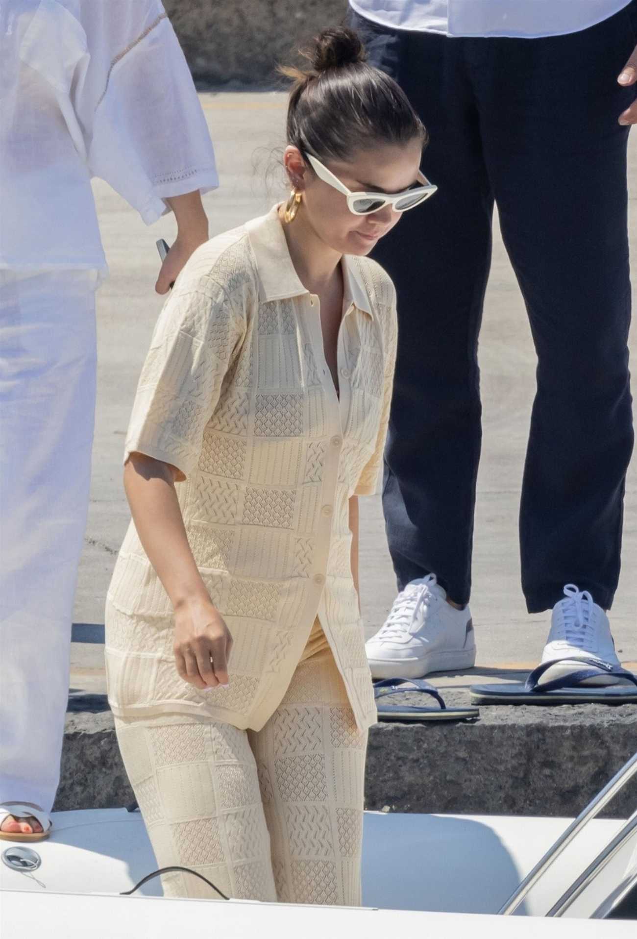 Selena_Gomez_chilling_out_on_her_boat_in_Sorrento_-_August_6_202205.jpg