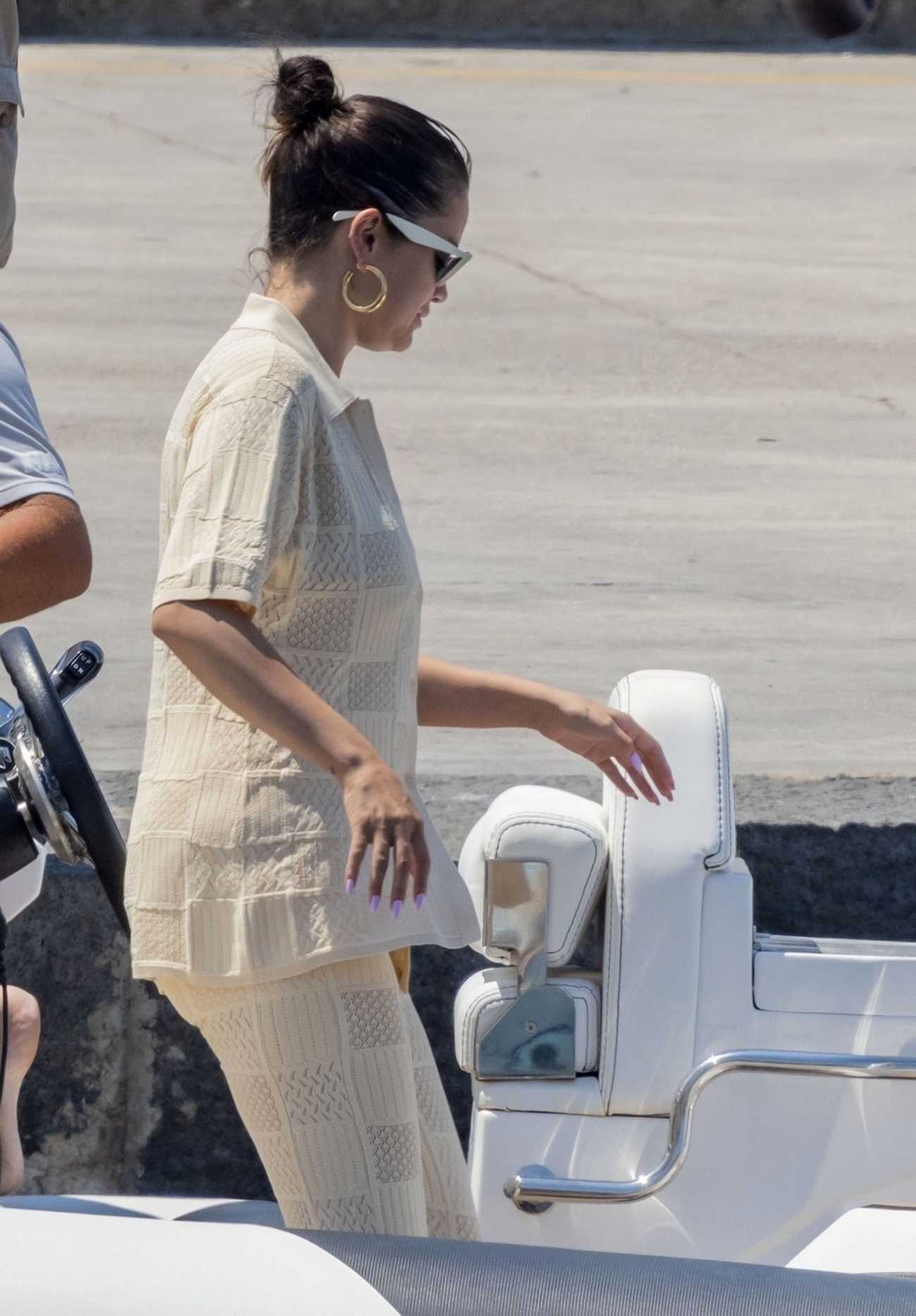 Selena_Gomez_chilling_out_on_her_boat_in_Sorrento_-_August_6_202206.jpg
