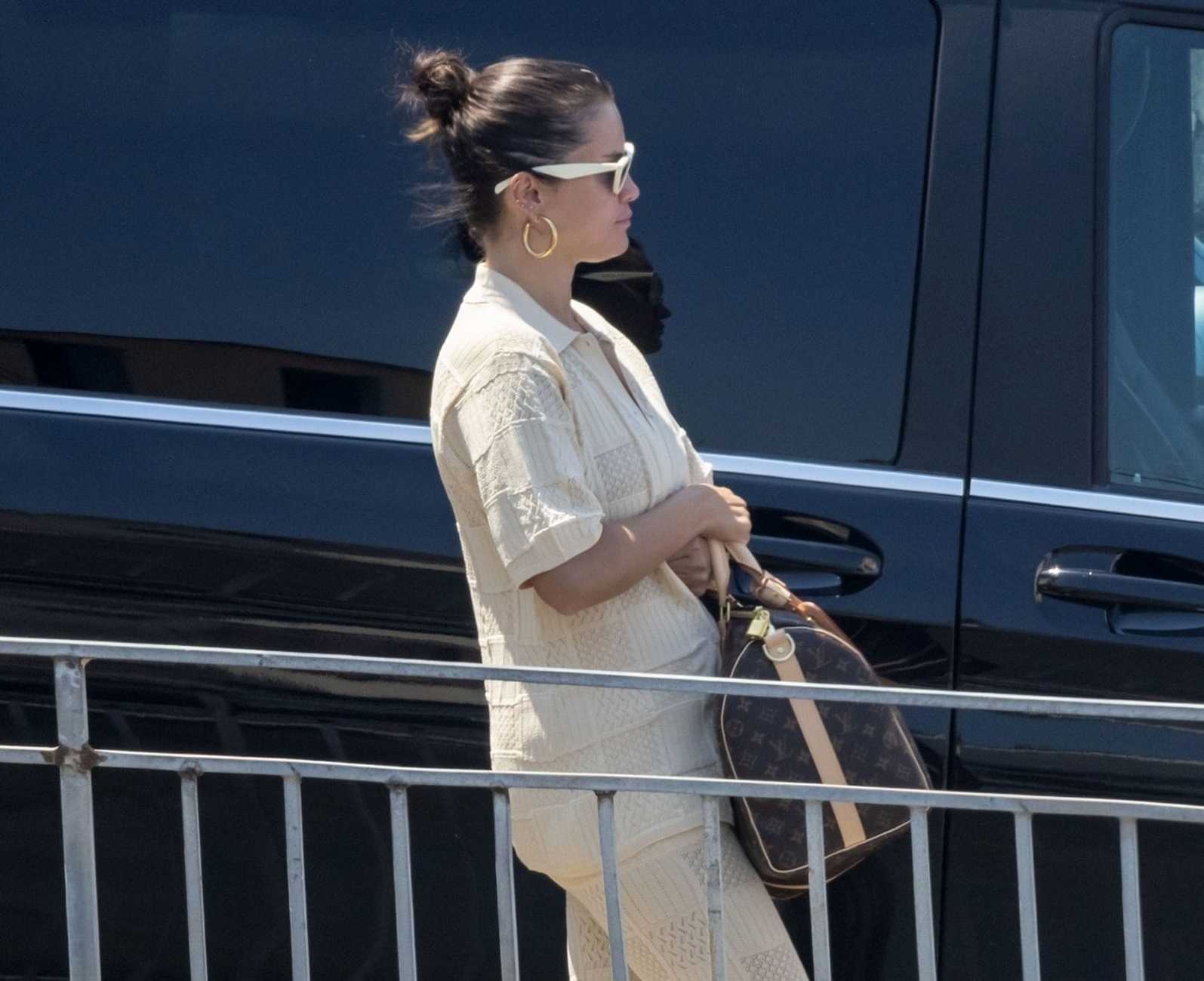 Selena_Gomez_chilling_out_on_her_boat_in_Sorrento_-_August_6_202208.jpg