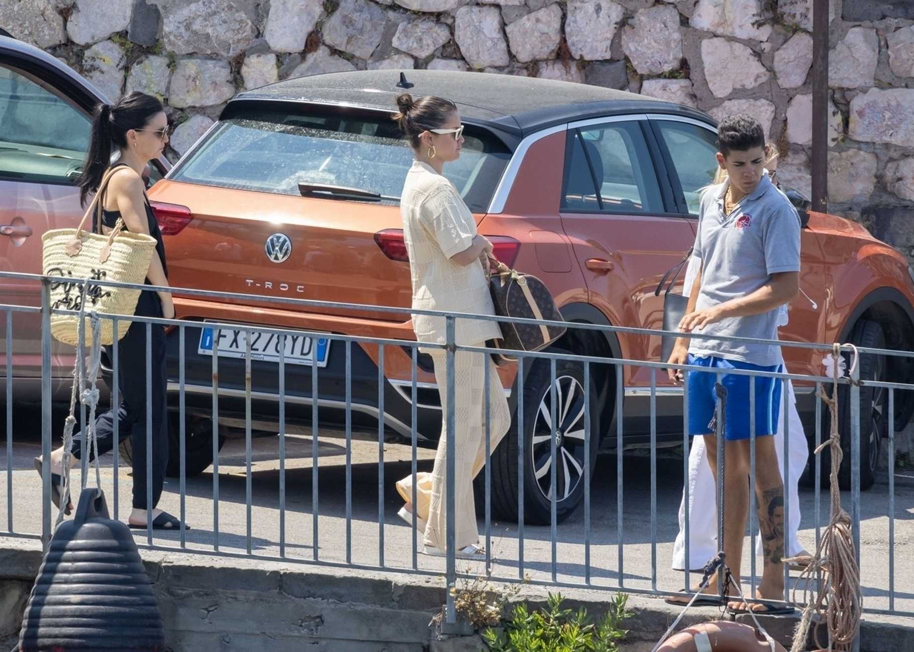 Selena_Gomez_chilling_out_on_her_boat_in_Sorrento_-_August_6_202209.jpg