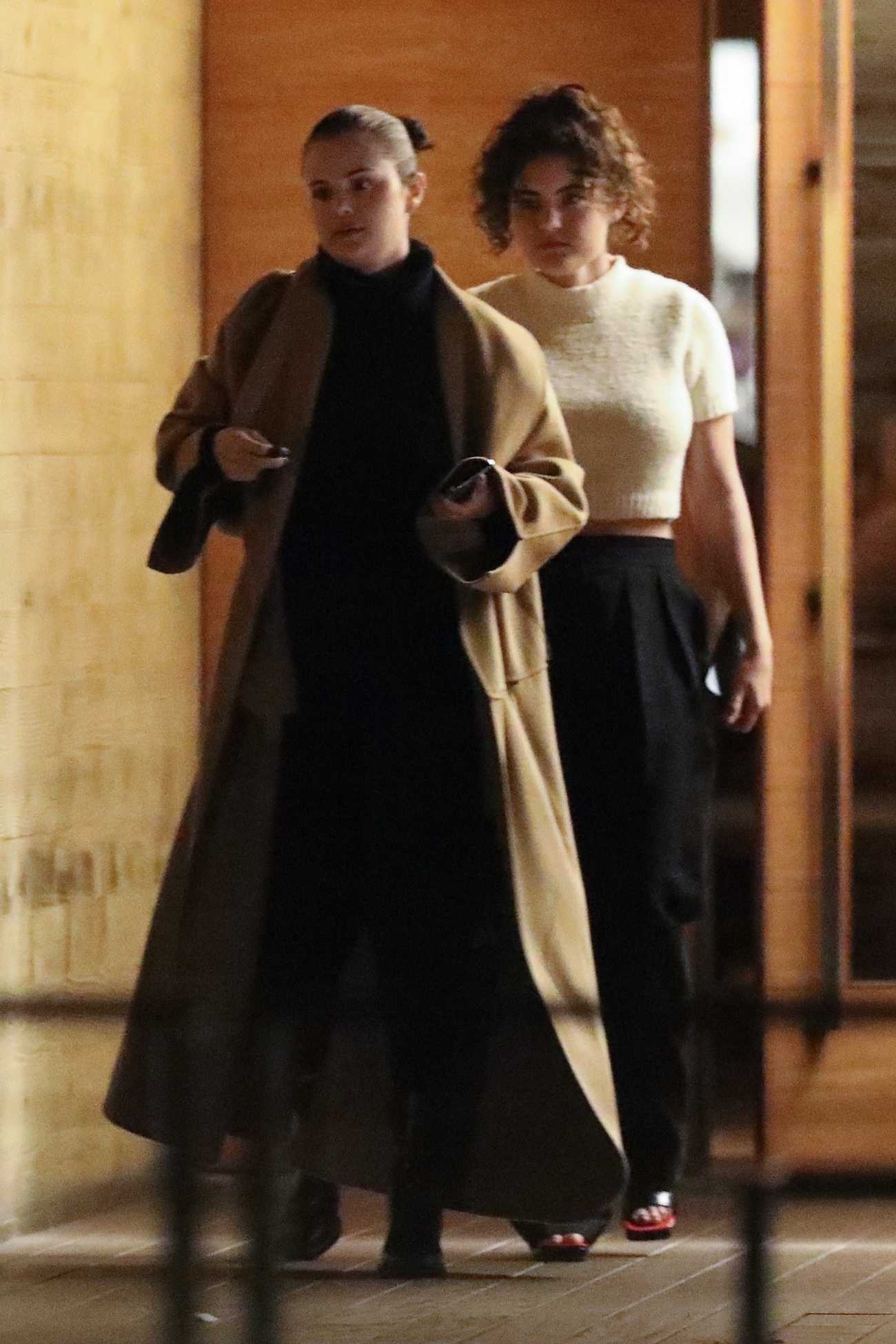 Selena_Gomez_dines_with_friends_at_Nobu_in_Malibu_-_September_27_202201.jpg