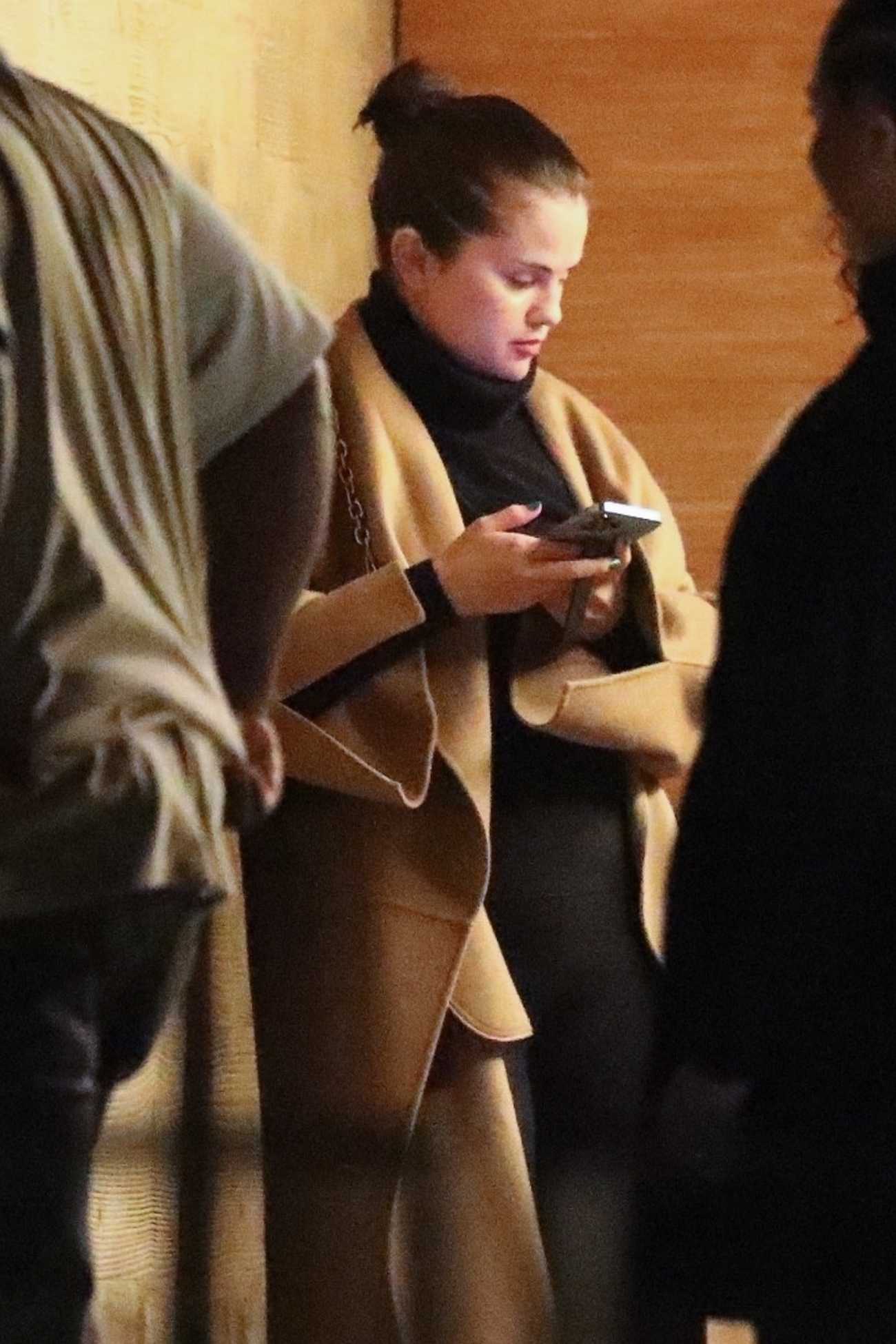 Selena_Gomez_dines_with_friends_at_Nobu_in_Malibu_-_September_27_202203.jpg