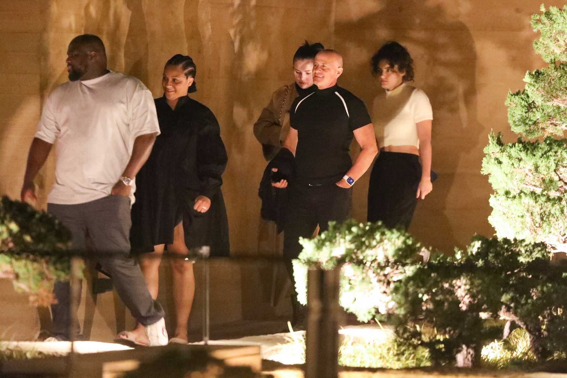 Selena_Gomez_dines_with_friends_at_Nobu_in_Malibu_-_September_27_202205.jpg