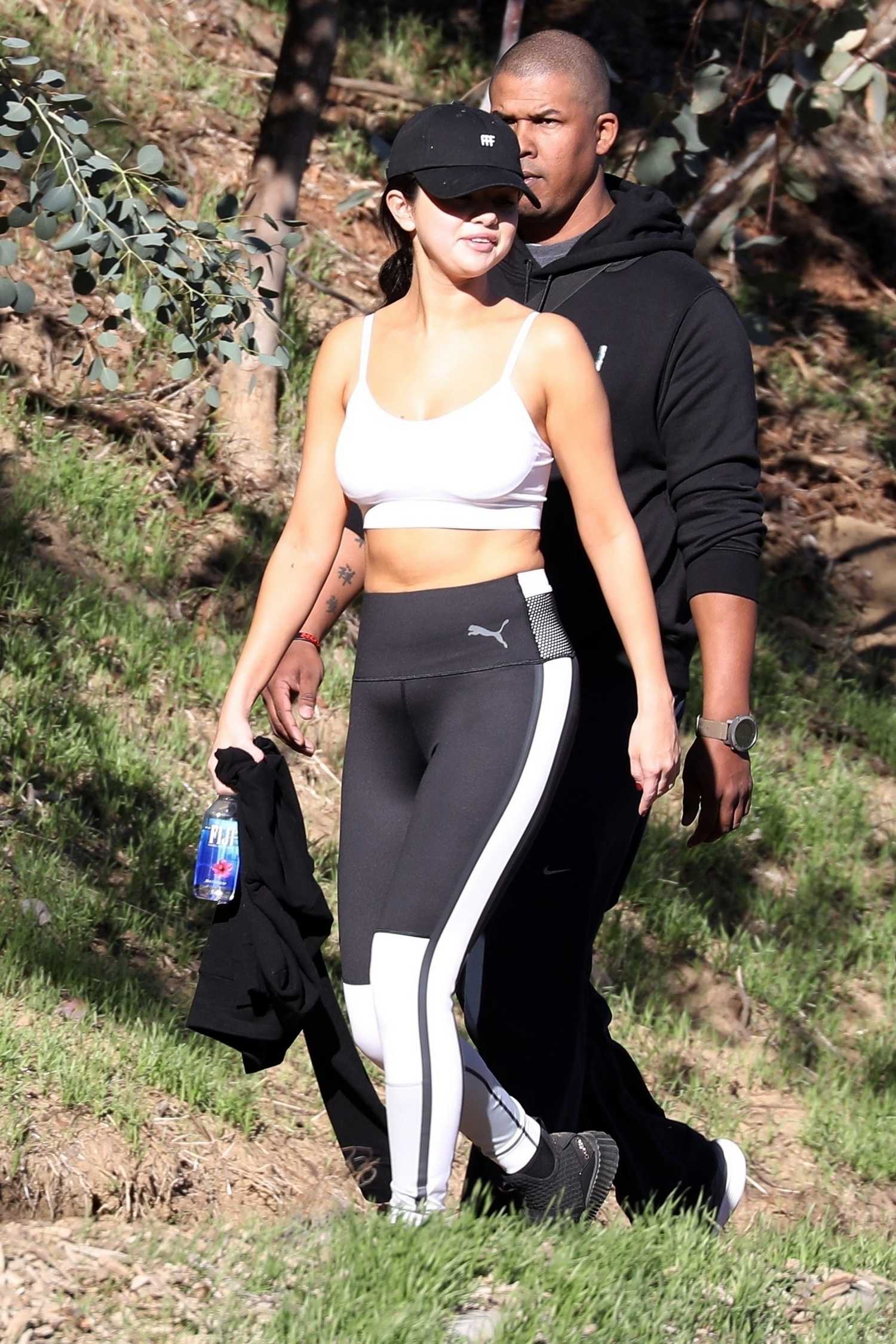 Selena_Gomez_hiking_with_friends_in_Malibu_-_December_192C_2018-03.jpg