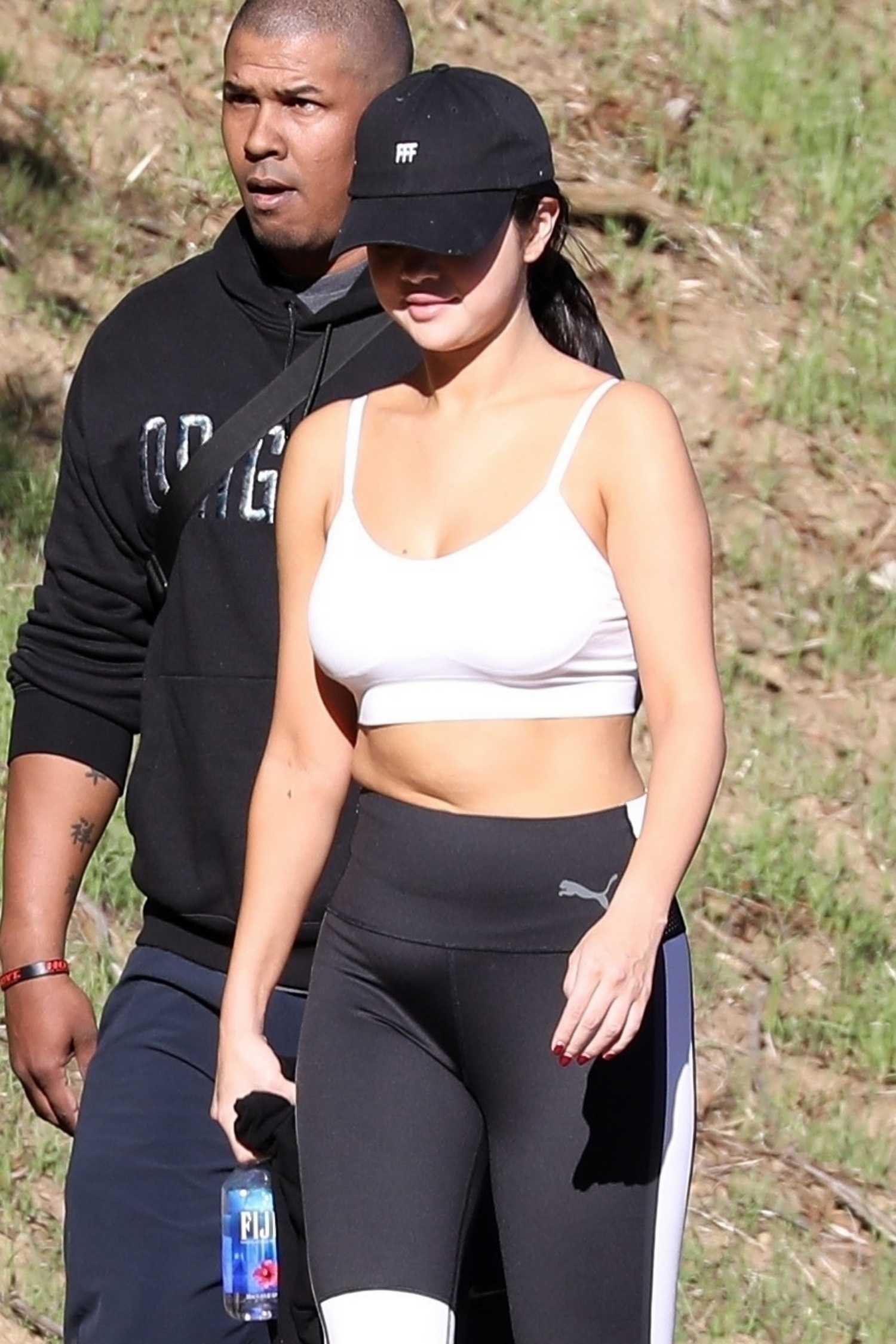 Selena_Gomez_hiking_with_friends_in_Malibu_-_December_192C_2018-08.jpg