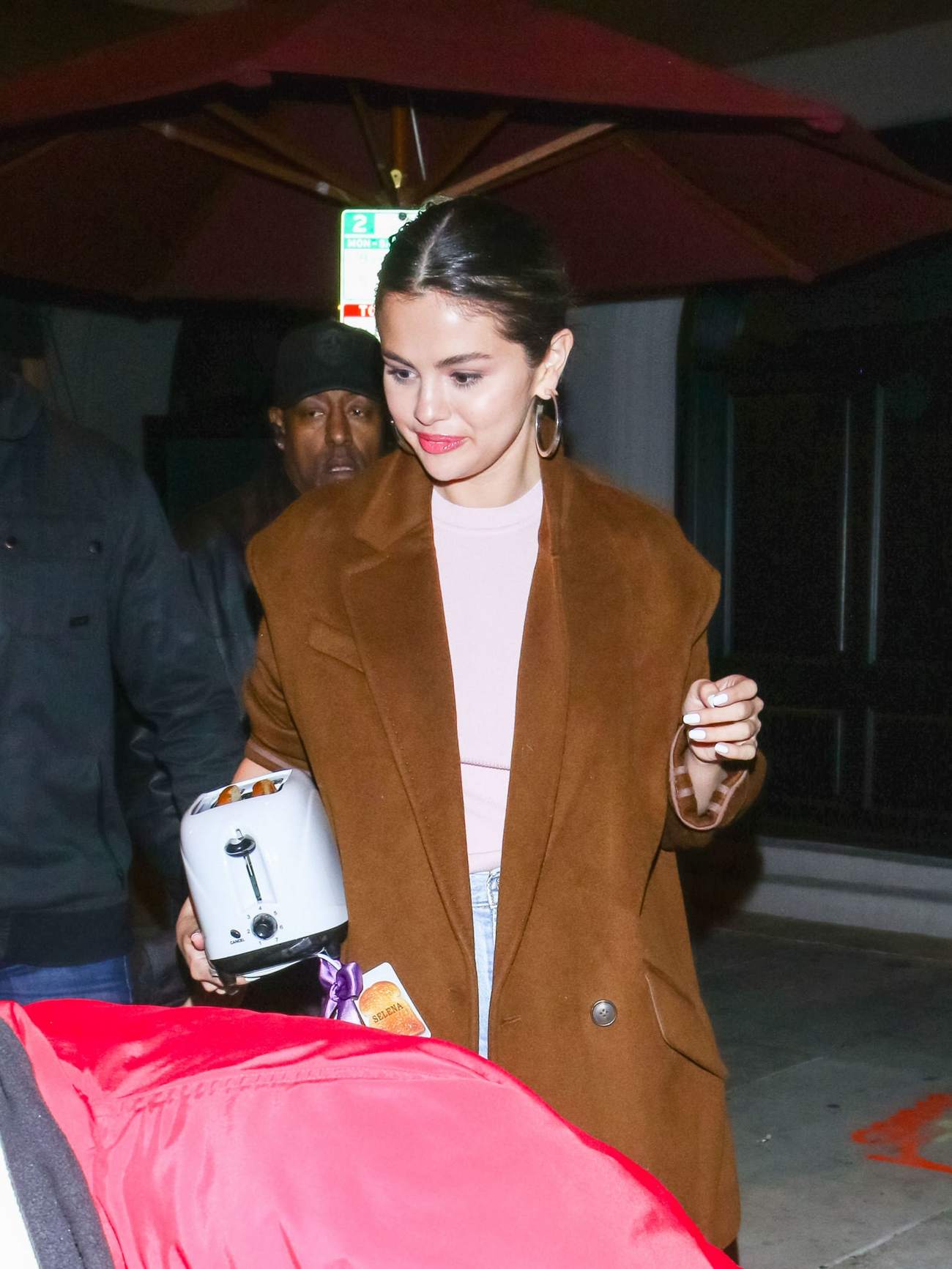 Selena_Gomez_in_Los_Angeles2C_California_-_January_122C_2020-04.jpg