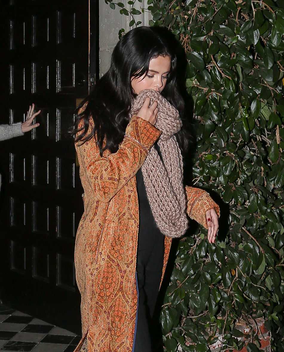 Selena_Gomez_out_at_night_gain_with_friends_at_Firefly__12202018-01.jpg