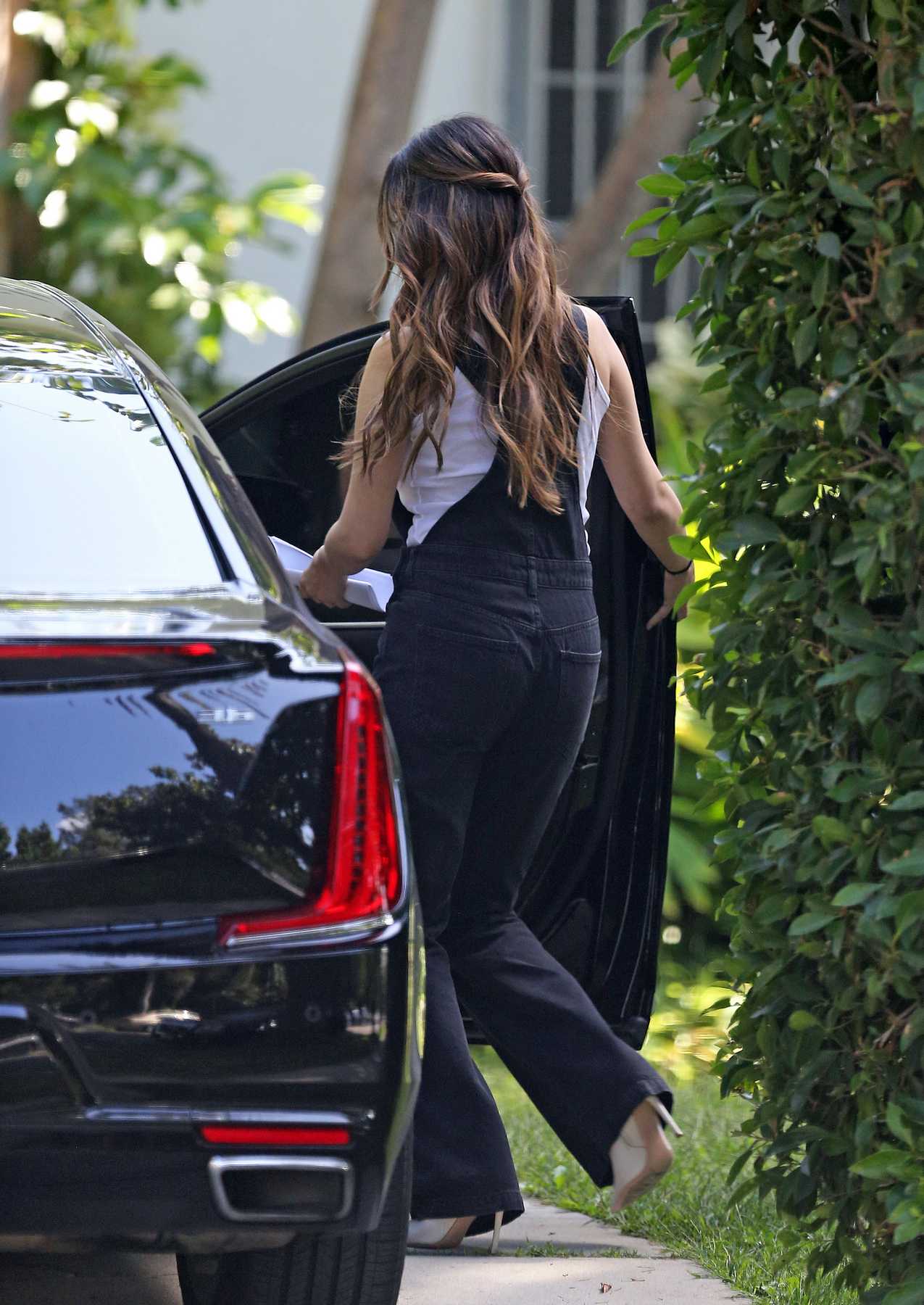 Selena_Gomez_out_in_Los_Angeles_-_October_12C_2019-06.jpg