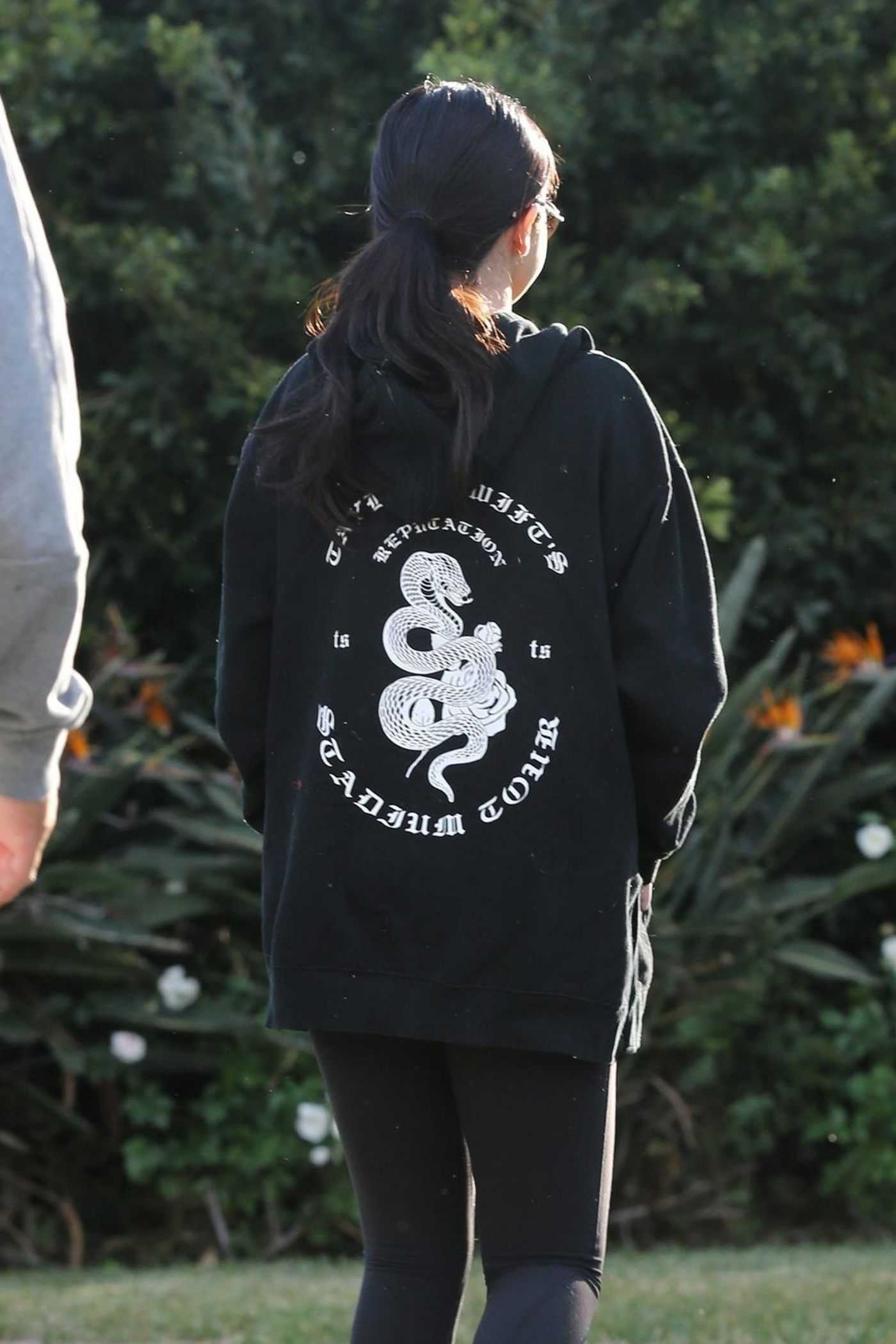 Selena_Gomez_wearing_her_Taylor_Swift_hoodie_out_in_Los_Angeles_-_December_262C_2018-03.jpg