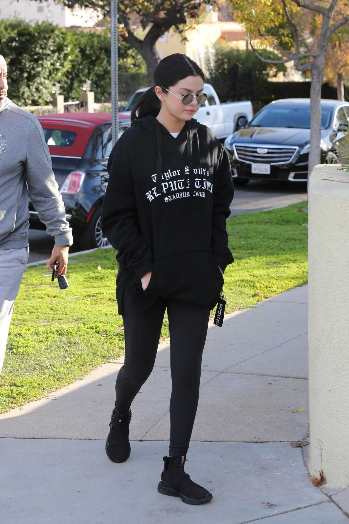 Selena_Gomez_wearing_her_Taylor_Swift_hoodie_out_in_Los_Angeles_-_December_262C_2018-06.jpg