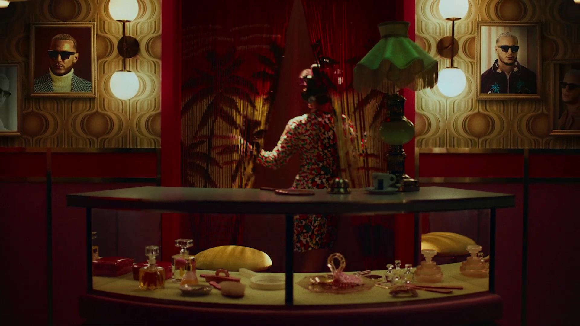 Selfish_Love_MV_08.jpg