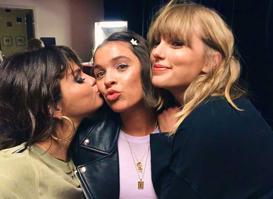 Taylor_Swift27s_Concert_5BBehind_the_scenes5D_-_May_9-01.jpg