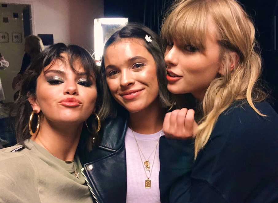 Taylor_Swift27s_Concert_5BBehind_the_scenes5D_-_May_9-02.jpg