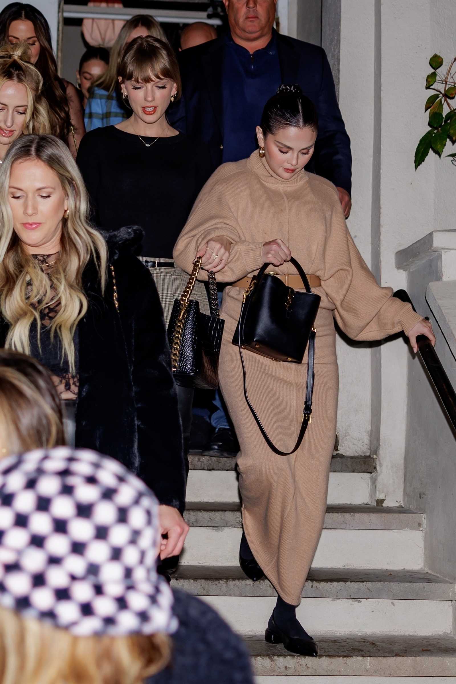 Taylor_Swift2C_Sophie_Turner2C_and_Selena_Gomez_-_Out_in_New_York_November_42C_202312.jpg