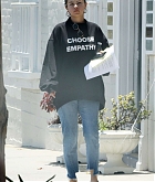 Makes_a_visit_to_the_doctor_s_in_Beverly_Hills_-_July_300002.jpg