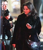 Selena_Gomez2C_Brooklyn_Beckham_and_Nicola_Peltz_getting_dinner_at_Carbone_-_Feb_08_202204.jpg