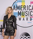 Selena_Gomez_-_2017_American_Music_Awards_on_November_19-01~0.jpg