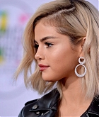 Selena_Gomez_-_2017_American_Music_Awards_on_November_19-02~0.jpg