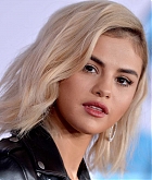Selena_Gomez_-_2017_American_Music_Awards_on_November_19-03~0.jpg