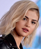 Selena_Gomez_-_2017_American_Music_Awards_on_November_19-04~0.jpg