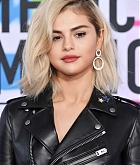 Selena_Gomez_-_2017_American_Music_Awards_on_November_19-05.jpg