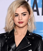 Selena_Gomez_-_2017_American_Music_Awards_on_November_19-07~0.jpg