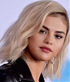 Selena_Gomez_-_2017_American_Music_Awards_on_November_19-09~0.jpg