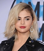 Selena_Gomez_-_2017_American_Music_Awards_on_November_19-100.jpg