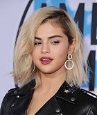 Selena_Gomez_-_2017_American_Music_Awards_on_November_19-102.jpg