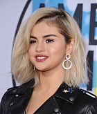 Selena_Gomez_-_2017_American_Music_Awards_on_November_19-103.jpg